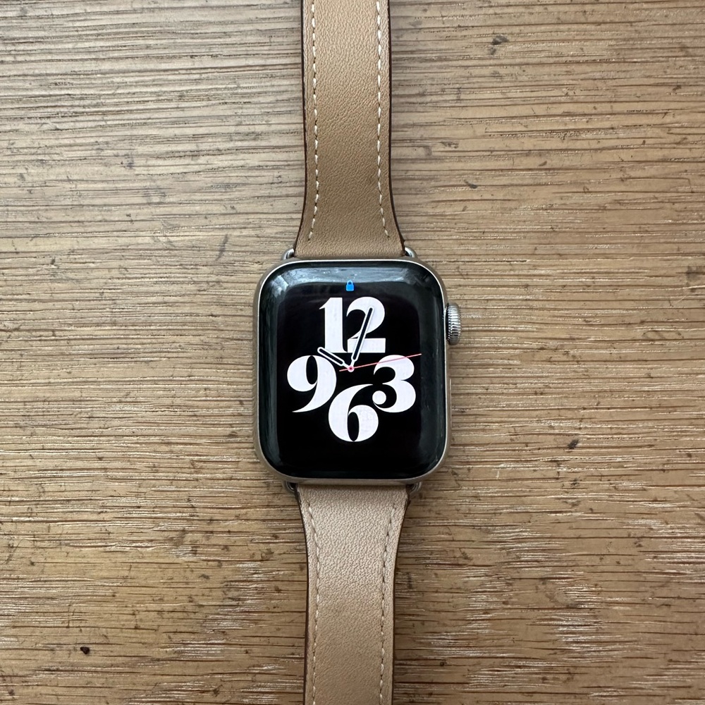 Apple Watch Series 4 (GPS +
Cellular, 40MM) - Stainless Steel